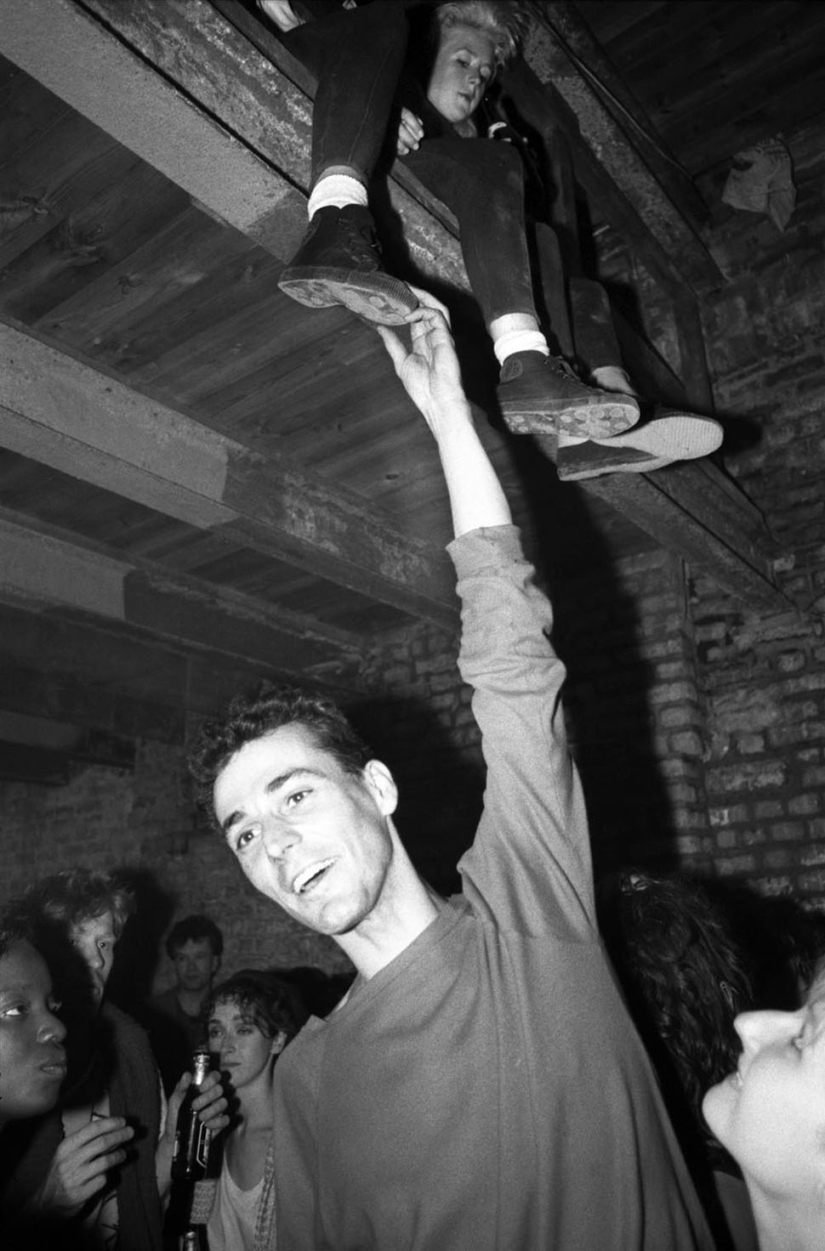 The carefree nightlife of the British in the 80s and 90s in the lens of club photographer Adam Friedman