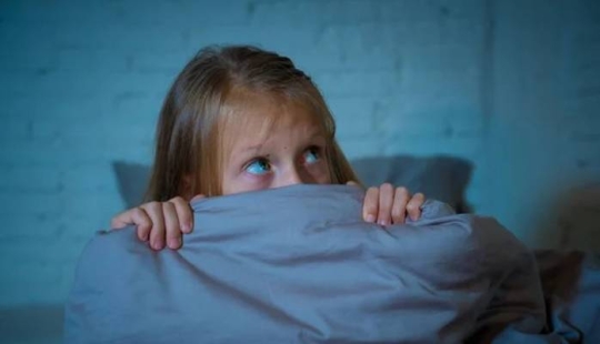 The child is afraid: 10+ practices that will help overcome fear