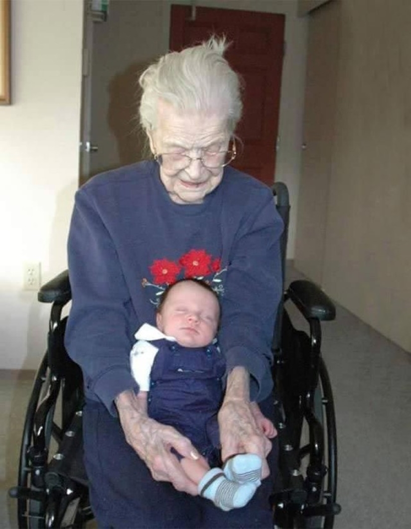 The difference in eternity: great-grandmothers with their great-grandchildren, whose age difference is more than 100 years
