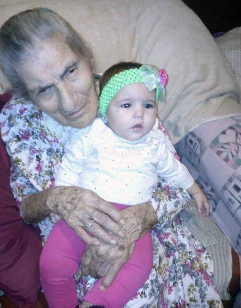 The difference in eternity: great-grandmothers with their great-grandchildren, whose age difference is more than 100 years