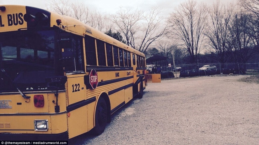 "The family has only become stronger": parents with many children have converted an old school bus into a stylish mobile home