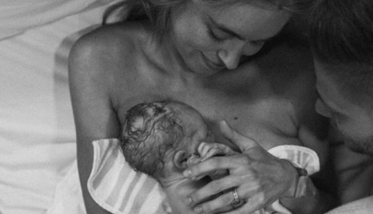 The first "hello": a photo project about the first meeting of mom and baby