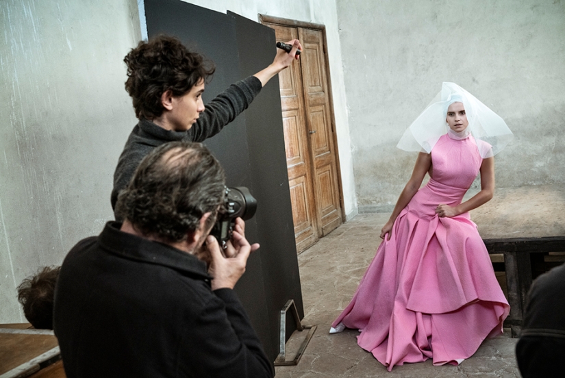 The first shots from the filming of the Pirelli 2020 calendar have appeared. And they're great