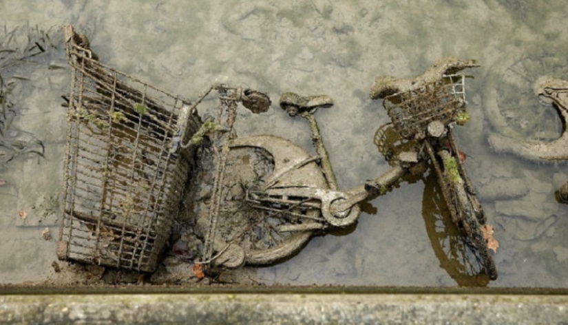 The French drained one of the Parisian canals and found whole treasures at the bottom