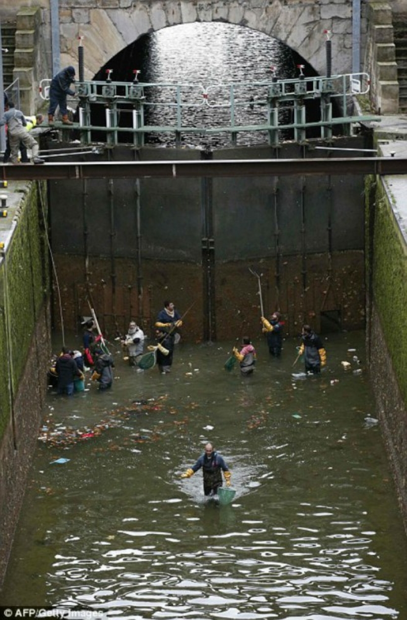 The French drained one of the Parisian canals and found whole treasures at the bottom