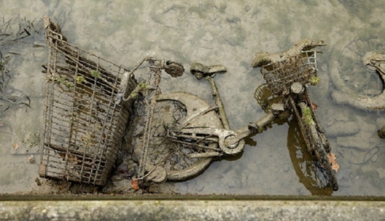 The French drained one of the Parisian canals and found whole treasures at the bottom The French drained one of the Parisian canals and found whole treasures at the bottom