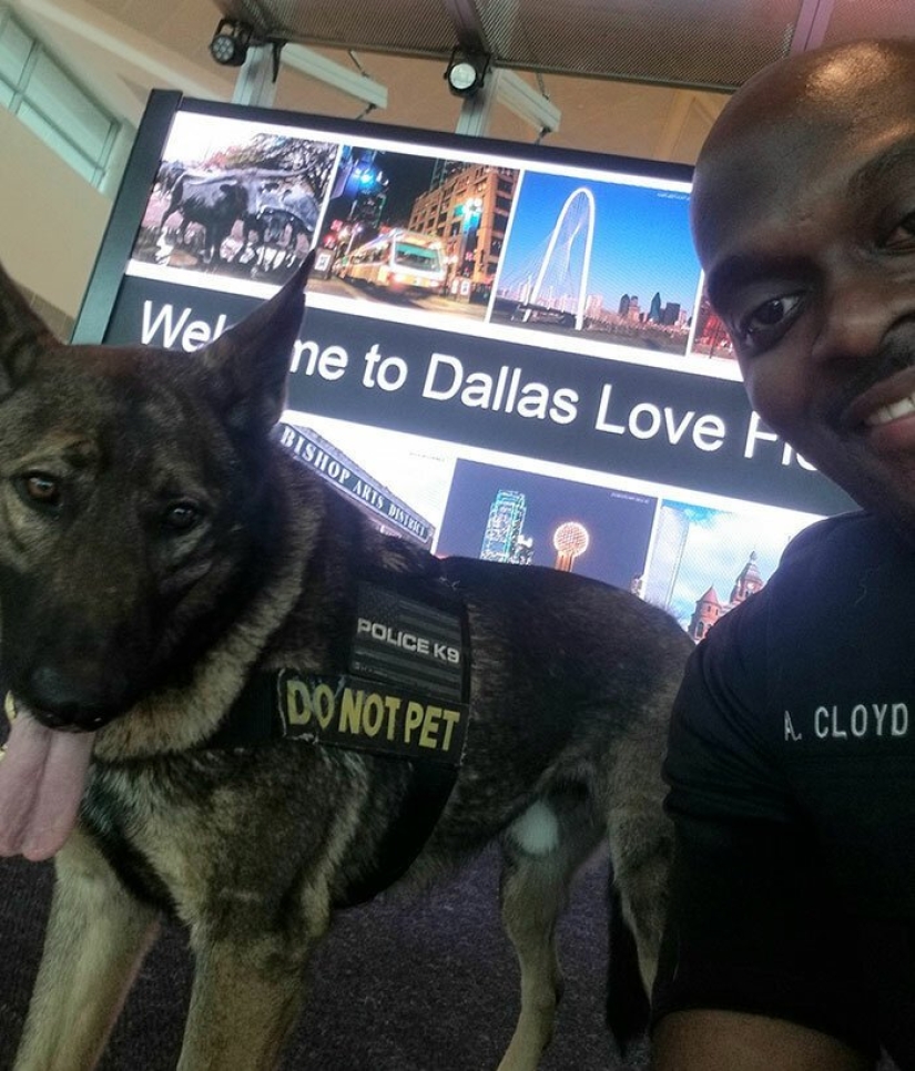 The girl noticed how a policeman at the airport takes a selfie with a service dog
