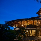 The girl quit her job, went to Bali and built an awesome bamboo house there
