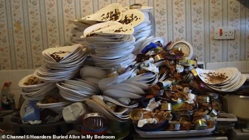 "The hell I live in»: this is what a British hoarder has turned her home into