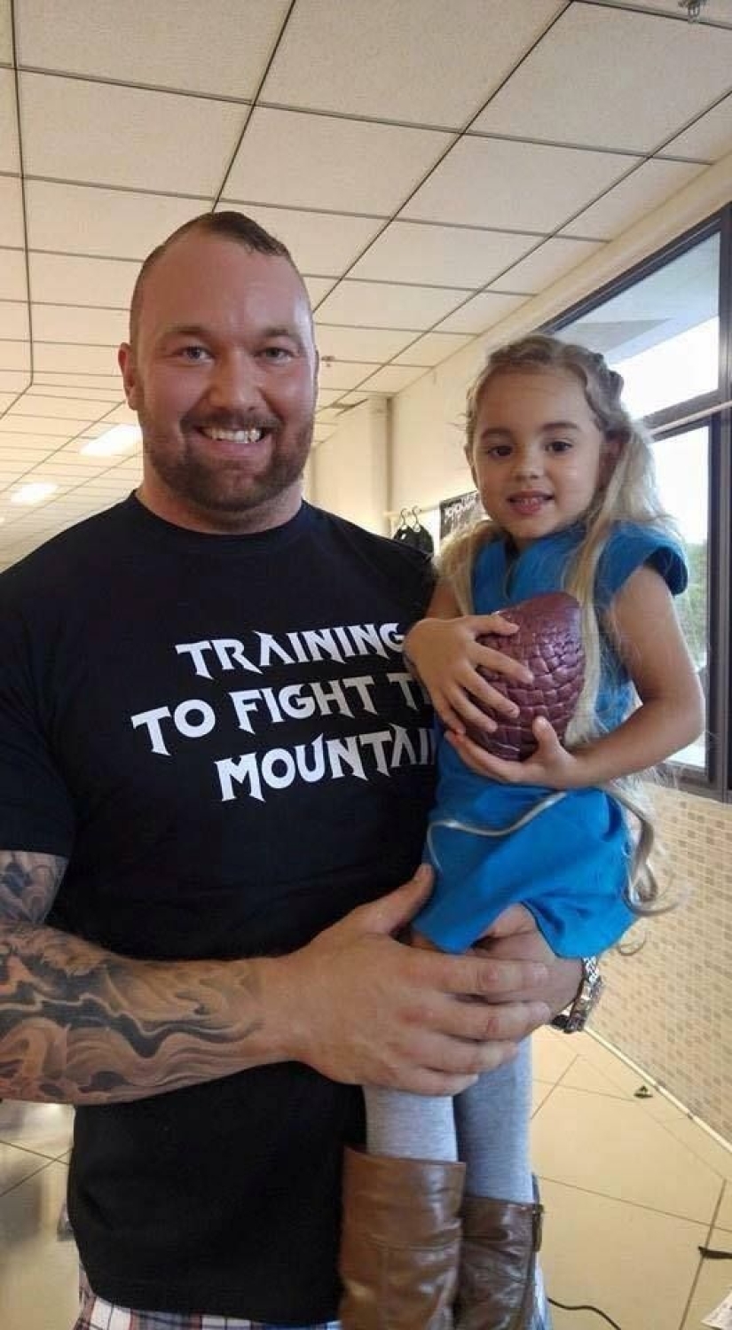 The hill from the rock: The mountain from "Game of Thrones" and his miniature wife are waiting for the birth of their son