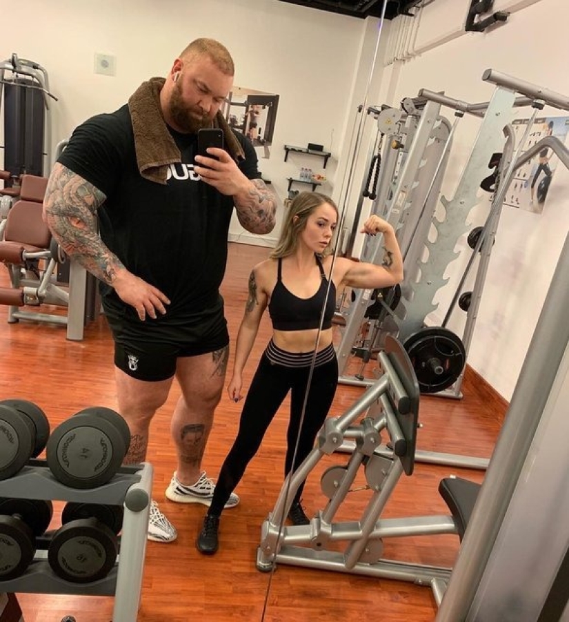 The hill from the rock: The mountain from "Game of Thrones" and his miniature wife are waiting for the birth of their son