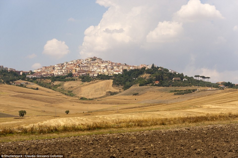 The Italian town will pay 2,000 euros to those wishing to move there