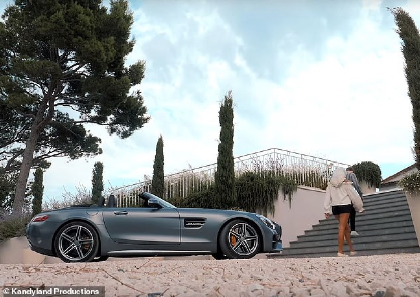 The kid in a million: the son of an Australian rich man spends his life riding in luxury cars with glamorous beauties