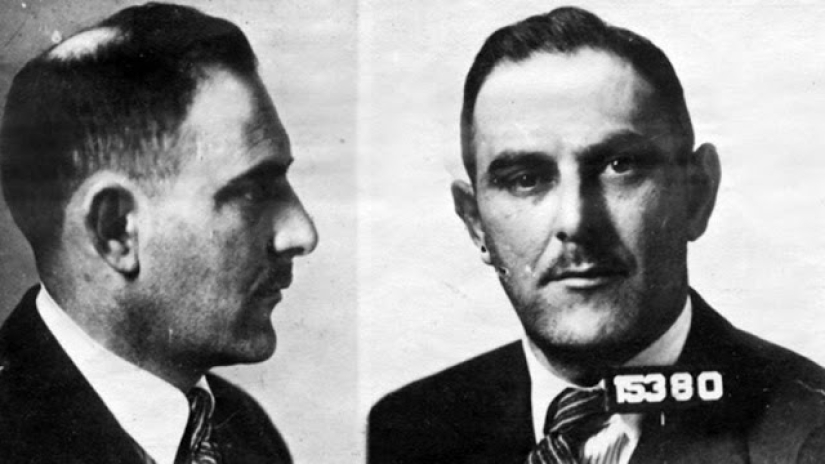 The King of scammers: how Victor Lustig was able to sell the Eiffel Tower. Twice