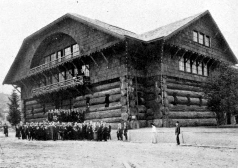 The largest hut in the world was not built in Russia