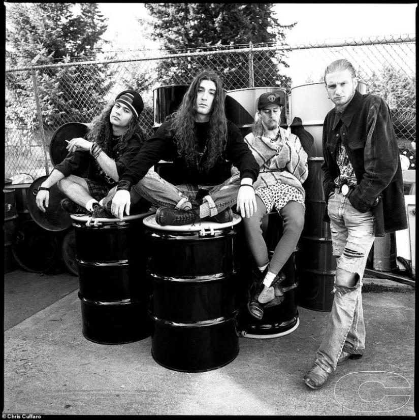 The last Rock revolution: rare photos of cult grunge bands of the 90s by Chris Cuffaro