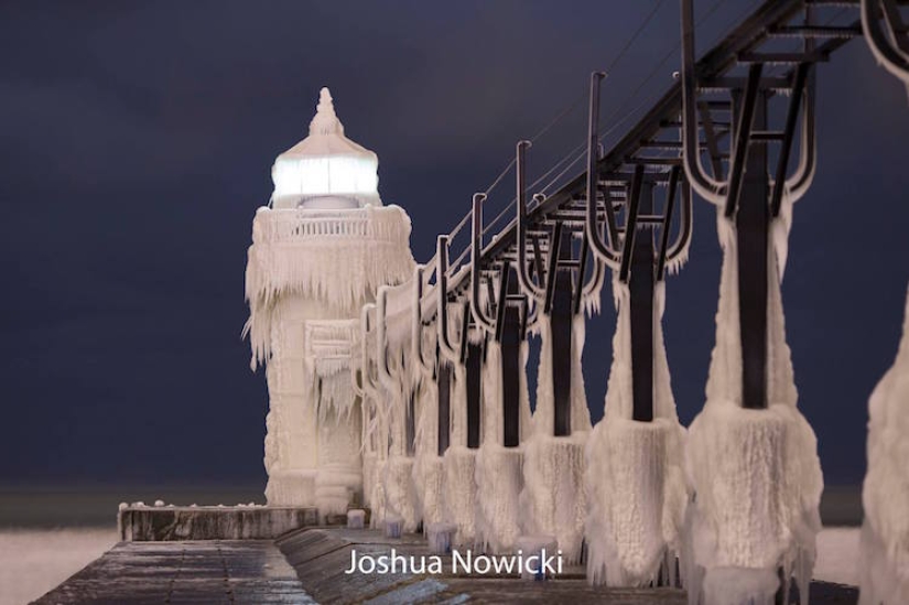 The lighthouse on Lake Michigan has completely frozen and turned into a fabulous tower