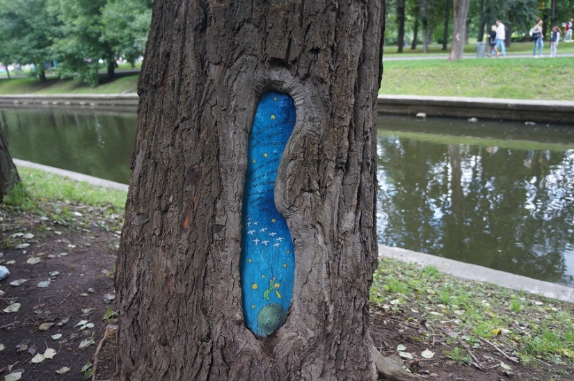 The Little Prince and the Hedgehog in the fog: who paints fairy-tale pictures on the trees of Moscow