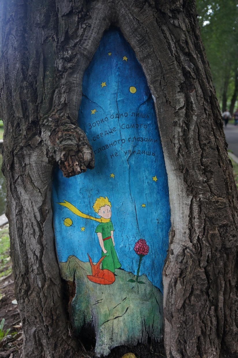 The Little Prince and the Hedgehog in the fog: who paints fairy-tale pictures on the trees of Moscow