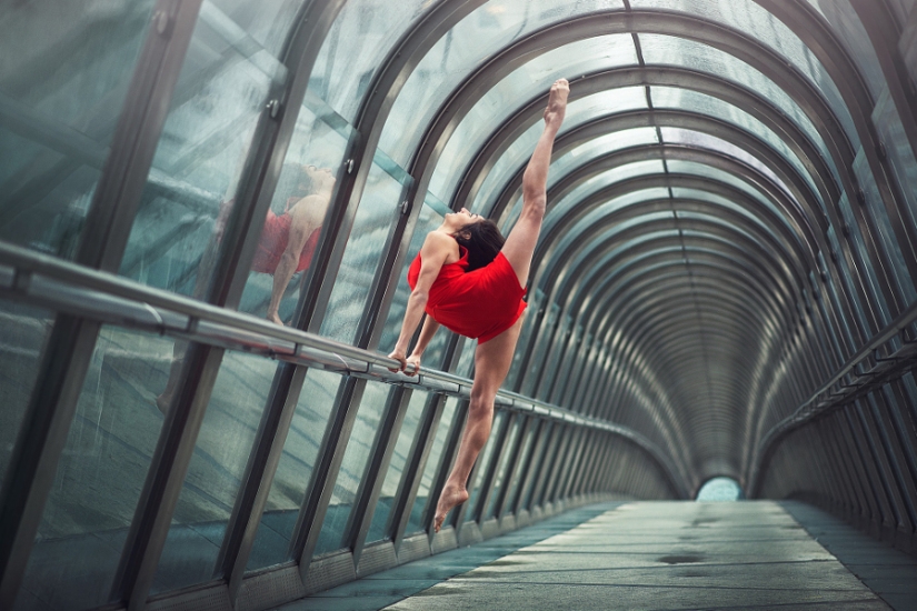The magic of dancing with the metropolis: a magnificent series of photos of gymnasts and dancers from Dimitri Rulland