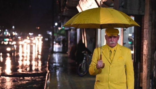 The mood color is yellow: this elderly Syrian has been wearing clothes of only one shade for 35 years