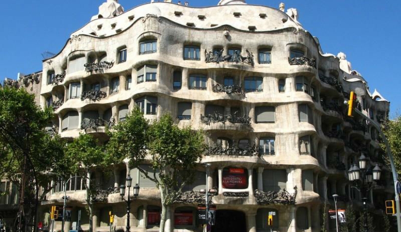 The most famous works of Antonio Gaudi - Pictolic