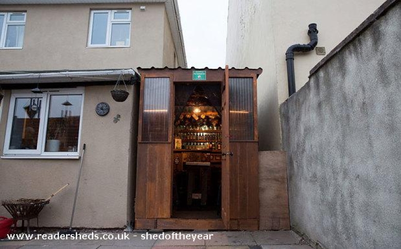 The neighbors built their own pub in the narrow space between the houses
