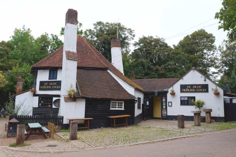 The oldest pub in England, which has been operating since 793, has closed