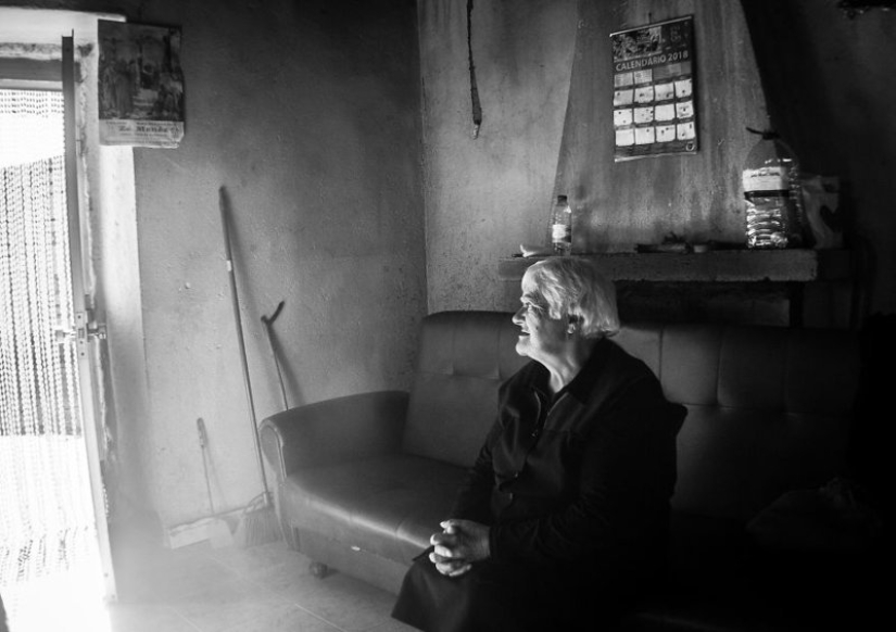 The photographer collected the stories of old people living all alone