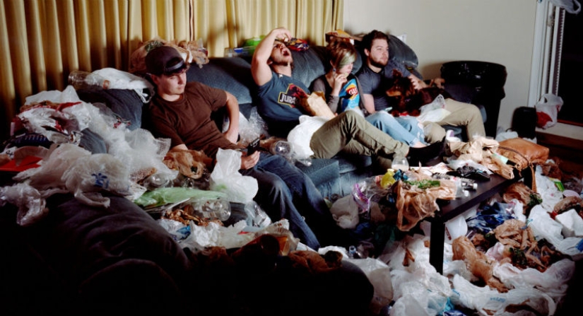 The photographer filled up the apartments of friends with garbage to show what we are doing with the planet