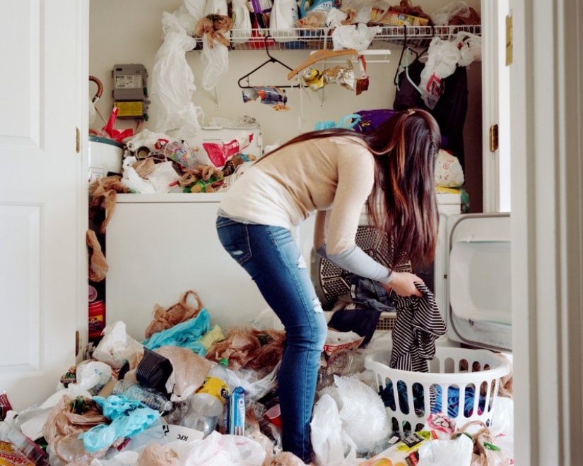 The photographer filled up the apartments of friends with garbage to show what we are doing with the planet