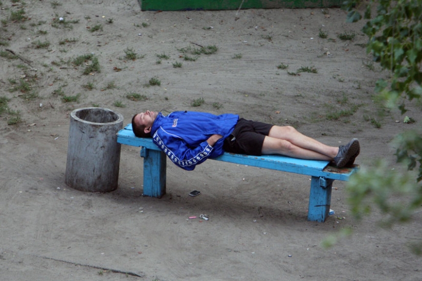 The photographer has been shooting for four years what is happening on a bench in the Ukrainian courtyard
