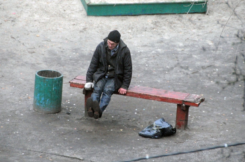 The photographer has been shooting for four years what is happening on a bench in the Ukrainian courtyard