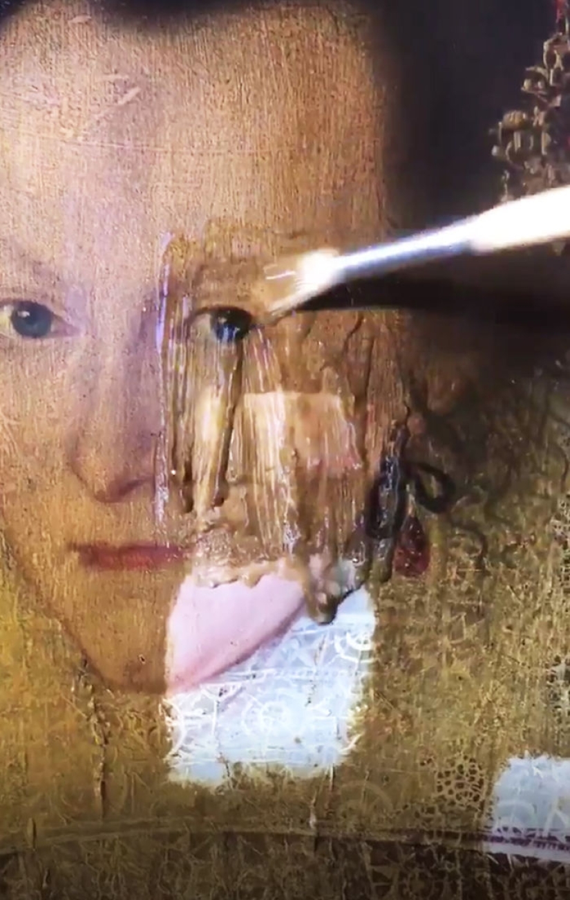 The portrait of the XVII century was cleaned of a layer of varnish, and the result is stunning