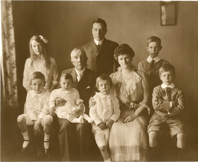 The Rockefeller family told how to raise children so that they become even richer
