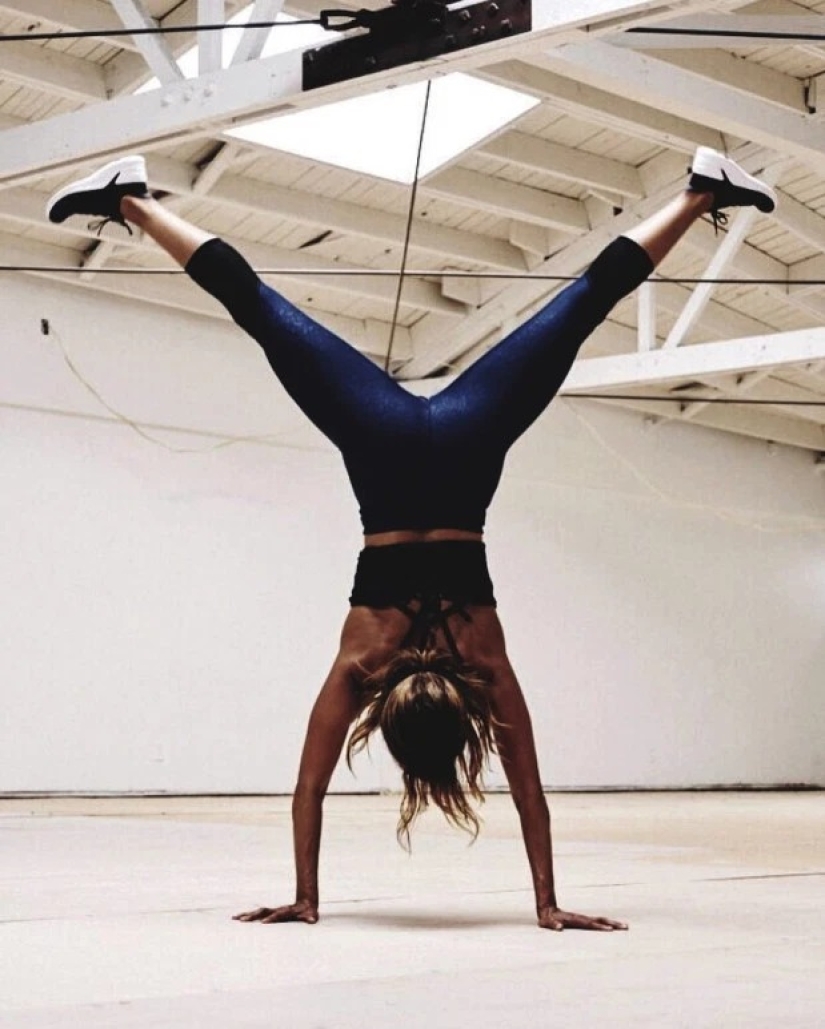 The "star" stand: a new pose on Instagram, in which the stars demonstrate their flexibility and strength