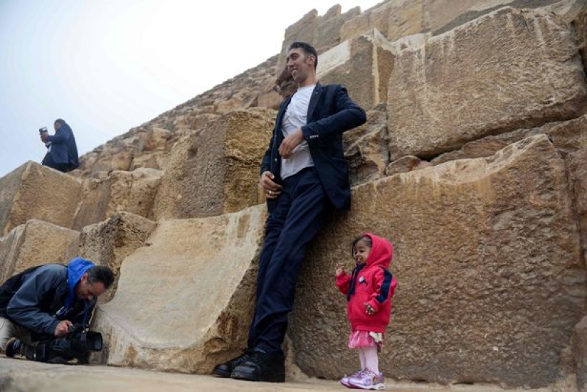 The tallest man in the world and the smallest woman met, and it's like a fairy tale