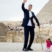 The tallest man in the world and the smallest woman met, and it's like a fairy tale