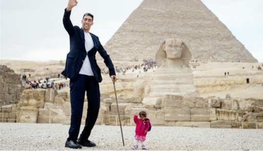 The tallest man in the world and the smallest woman met, and it's like a fairy tale