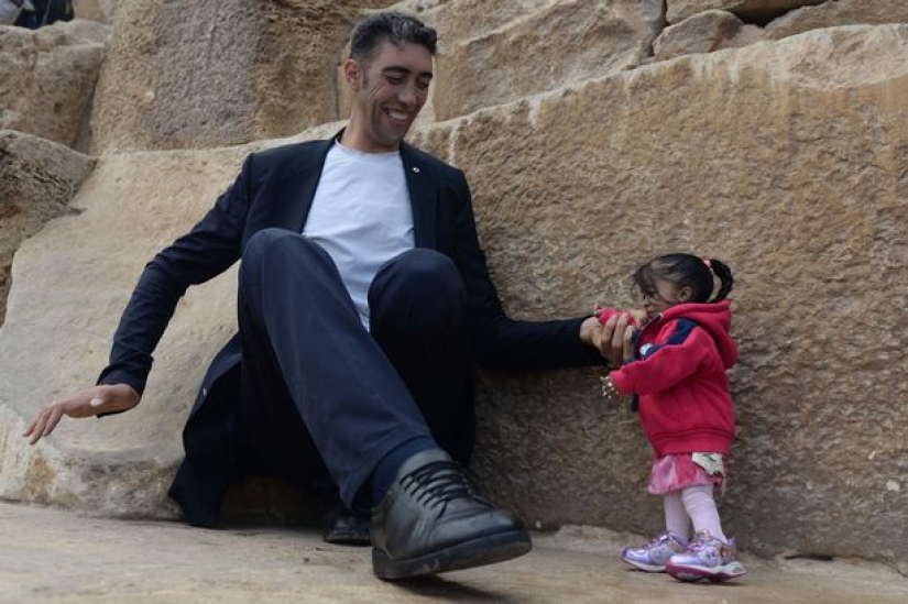 The tallest man in the world and the smallest woman met, and it's like a fairy tale
