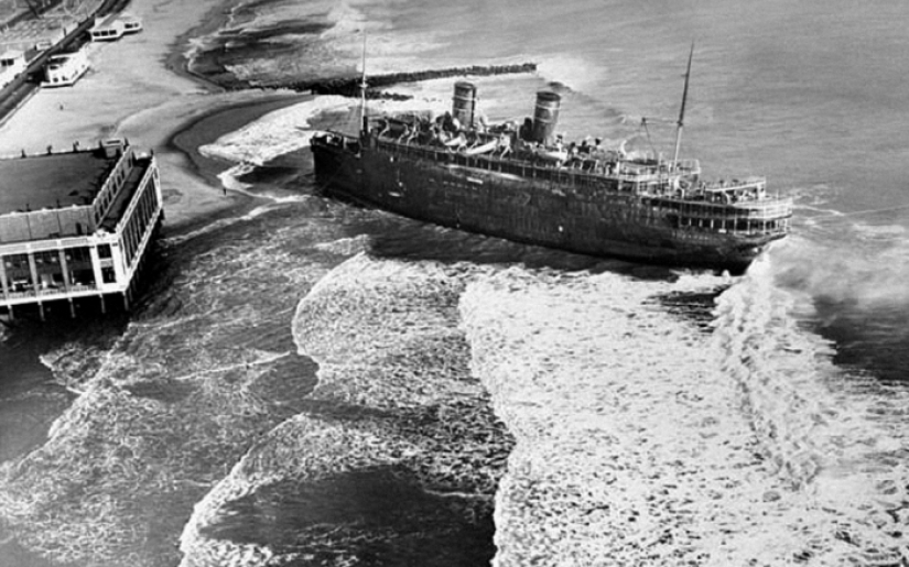 The tragedy of Morro Castle is a disaster on a liner, arranged by a national hero of the USA
