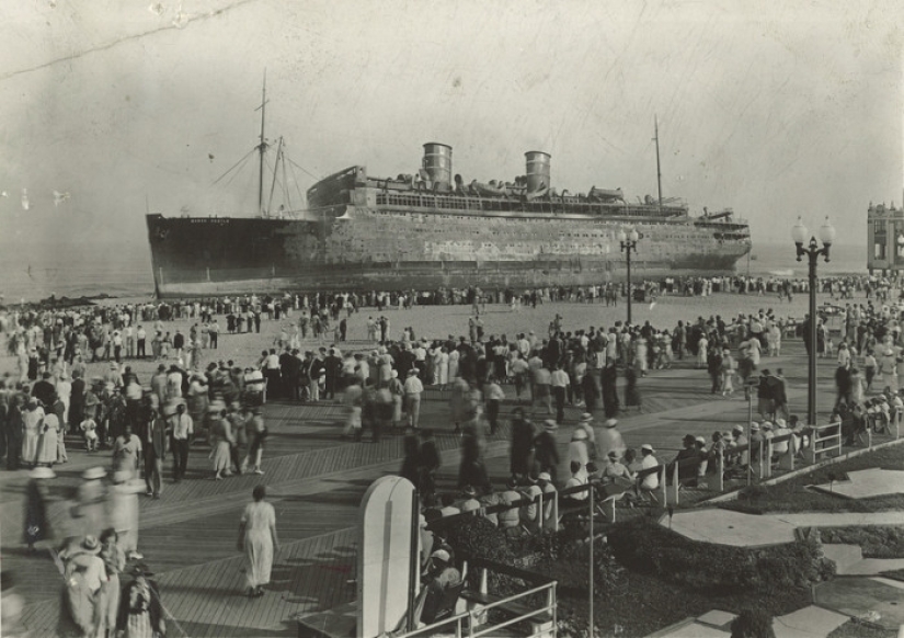 The tragedy of Morro Castle is a disaster on a liner, arranged by a national hero of the USA