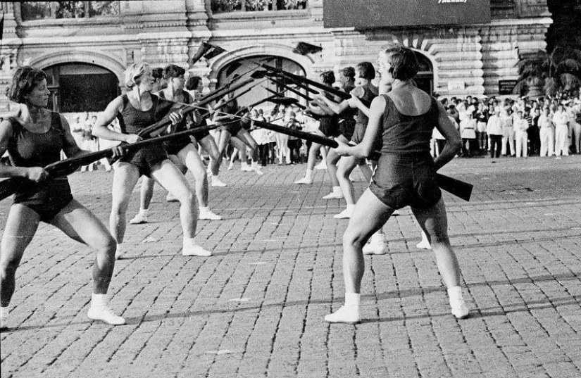 The USSR of the 30s and 40s in the iconic works of Boris Ignatovich