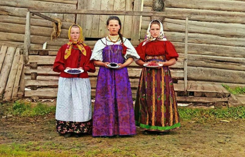 The very first color portraits of Russian residents