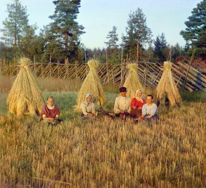 The very first color portraits of Russian residents