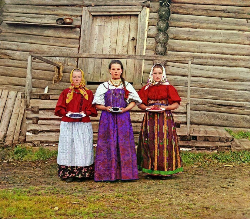 The very first color portraits of Russian residents