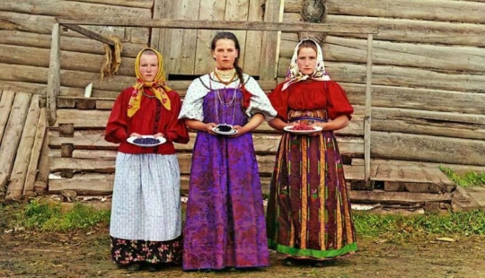 The very first color portraits of Russian residents