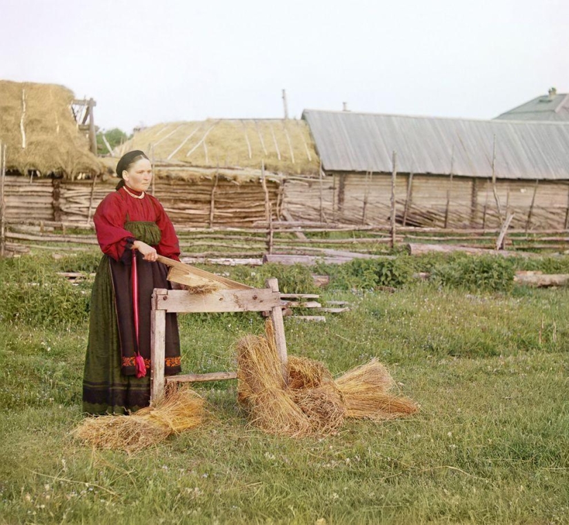 The very first color portraits of Russian residents