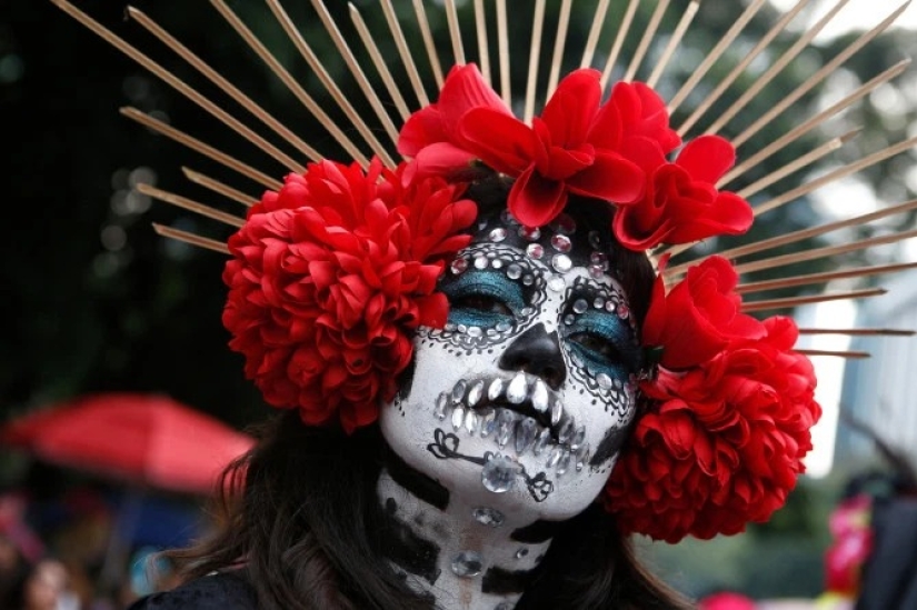 The Walking Dead: a traditional parade in honor of the Day of the Dead was held in Mexico