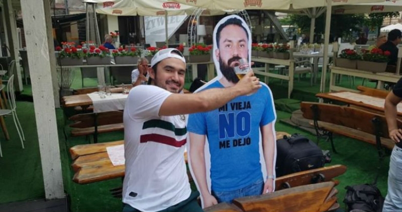 The wife did not let the Mexican fan go to the championship, so friends took his cardboard copy to Russia